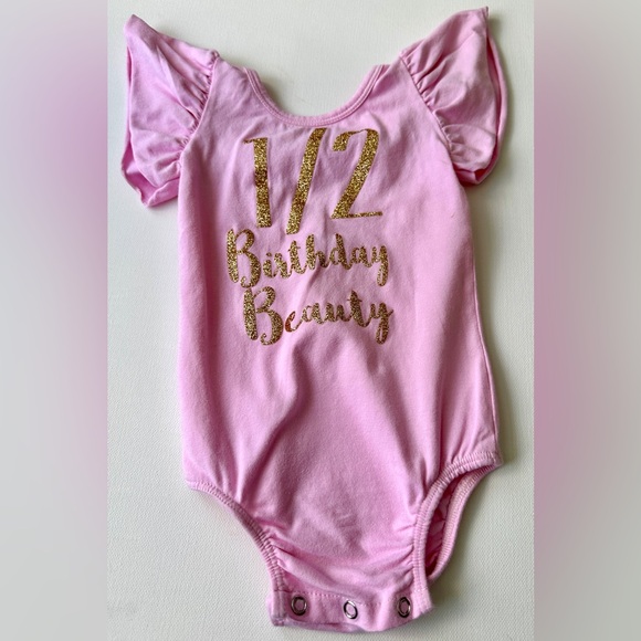 Squishy baby girl’s bodysuit with ruffled sleeves. Size 6M. - Picture 1 of 5